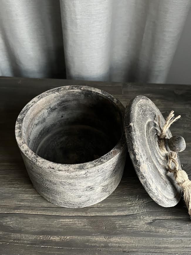 Houten pot met deksel en kwast