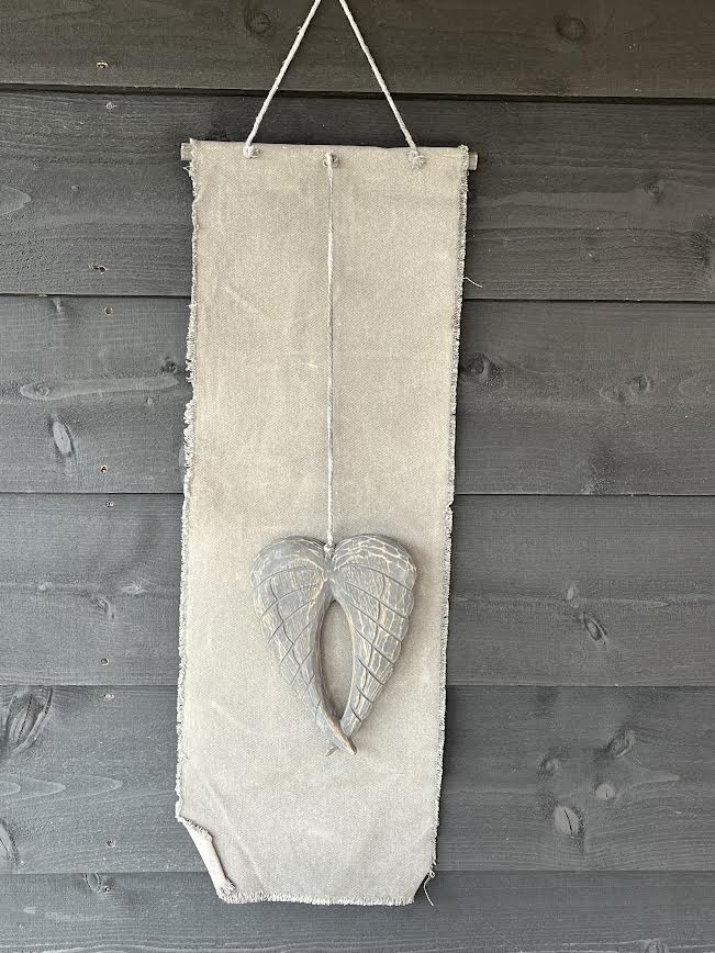 Grijs/taupe doek met houten engelenvleugels