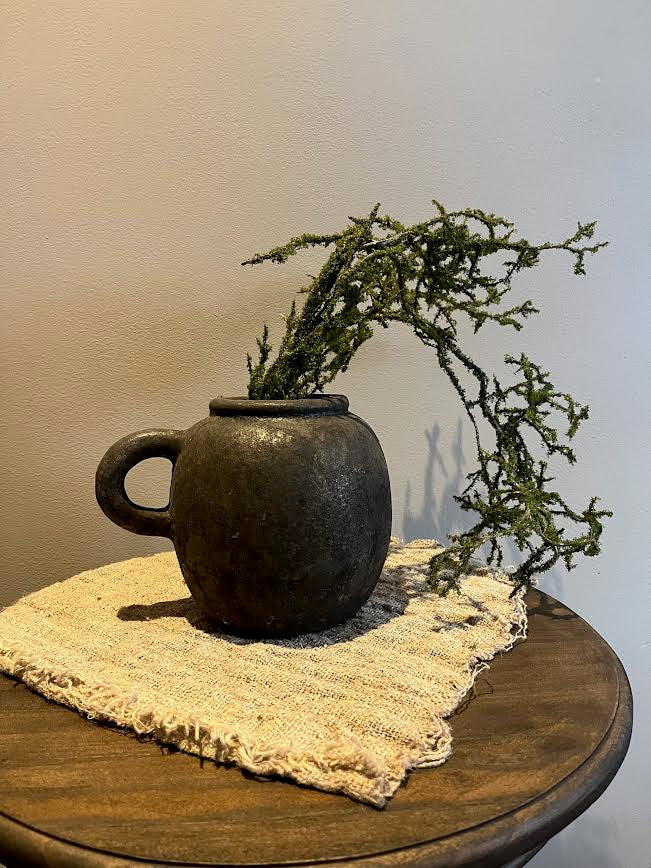 Stenen kruikje met oor