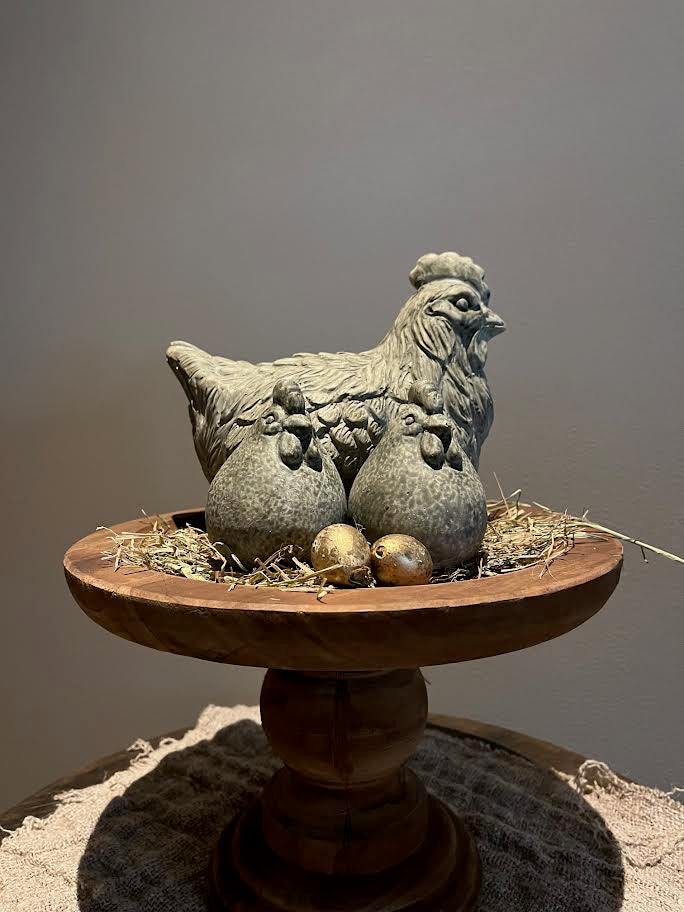 Groot plateau met grote kip en 2 kleine kippetjes