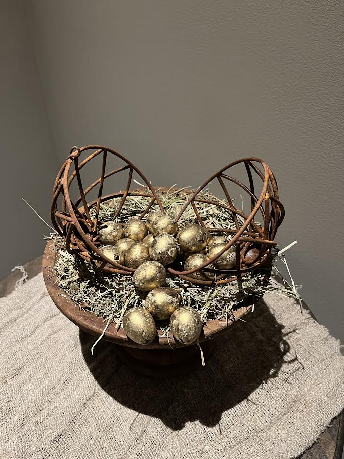 Houten plateau groot met roestbal en kippetje