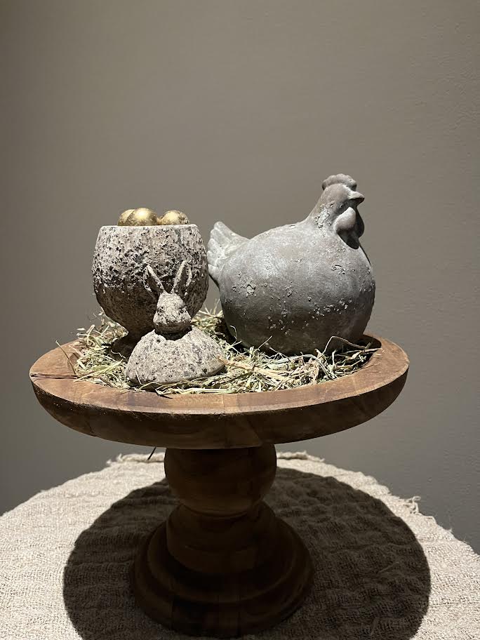 Houten plateau met Bolle Bruine kip en stenen potje met deksel