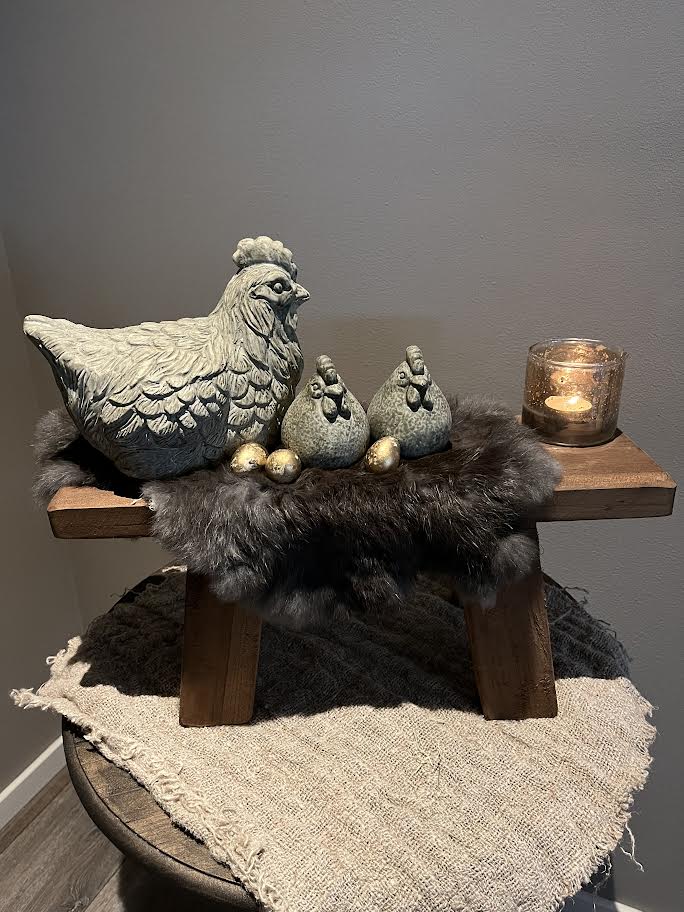 Vensterbank kruk met middel grote kip en 2 kleine kippetjes