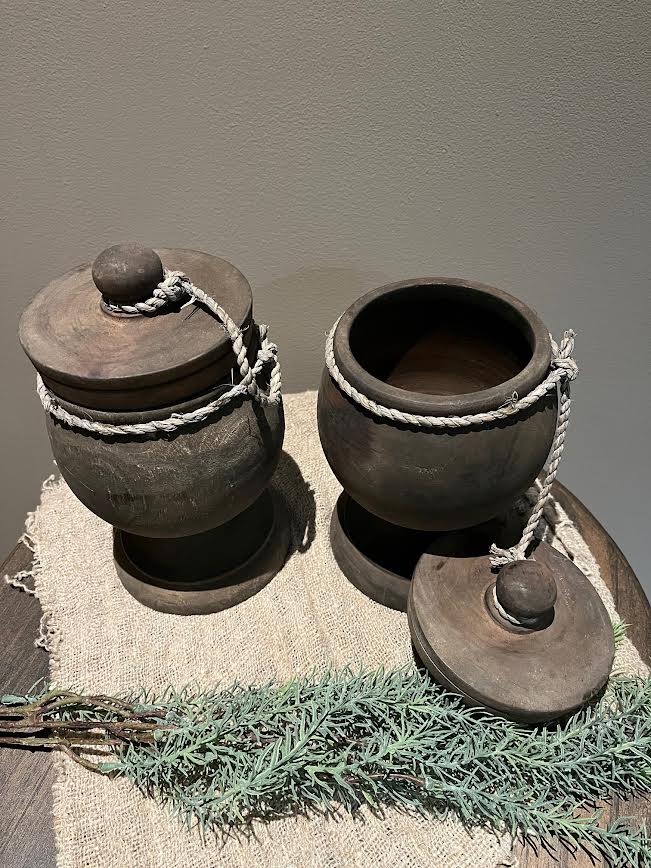 Grote houten pot op voet