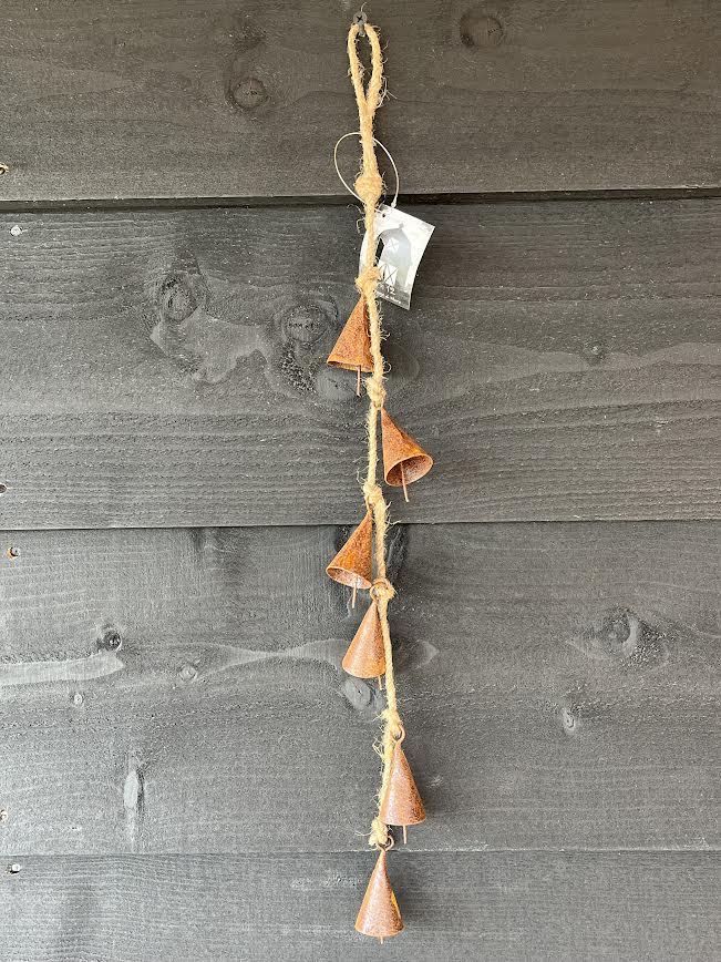Roest pegels aan grof touw