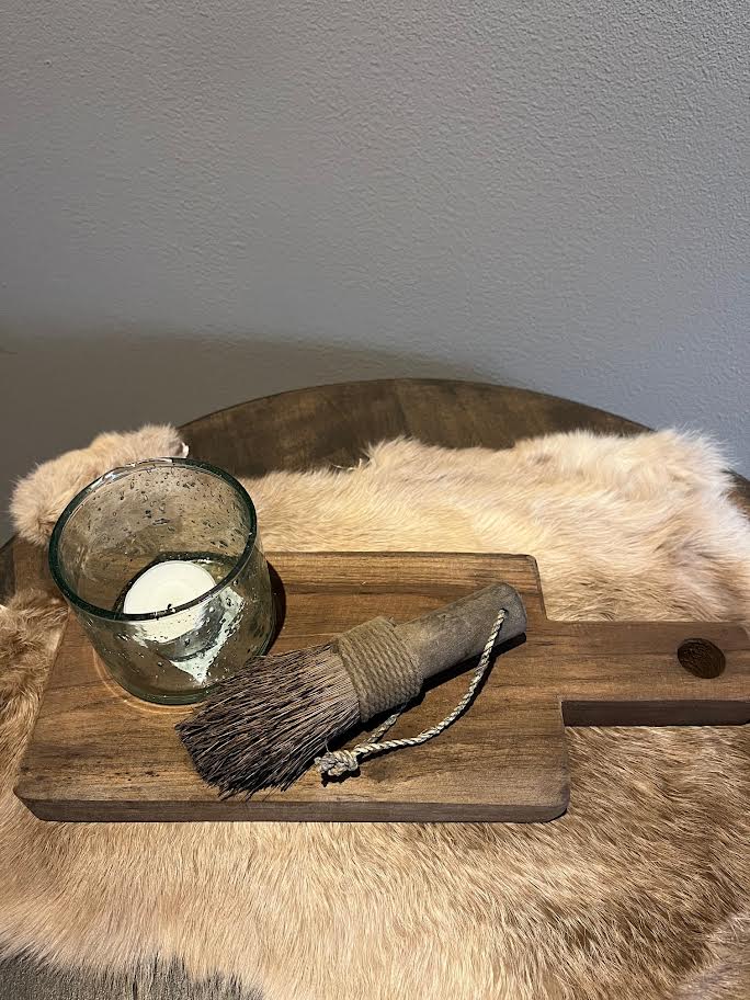 Houten plank met naturel bubbles glaasje en kleine kwast