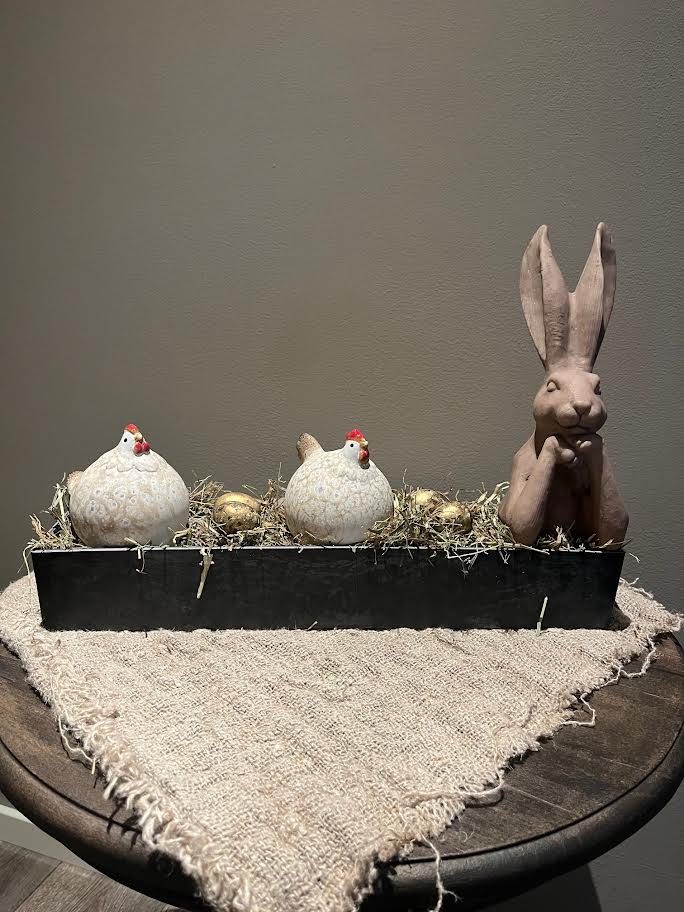 Langwerpige tray met zen haas en 2 witte kippetjes