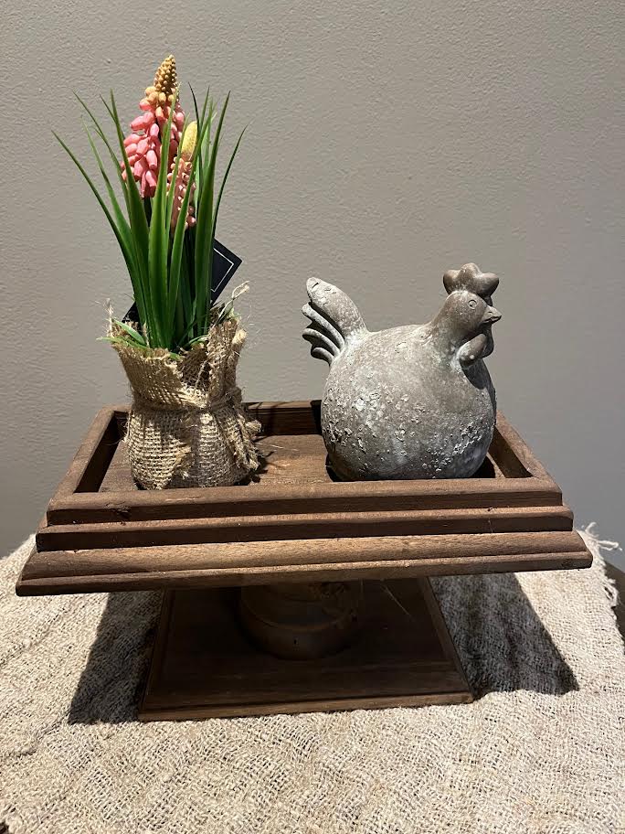 Houten plateau met druifjes en stenen kip