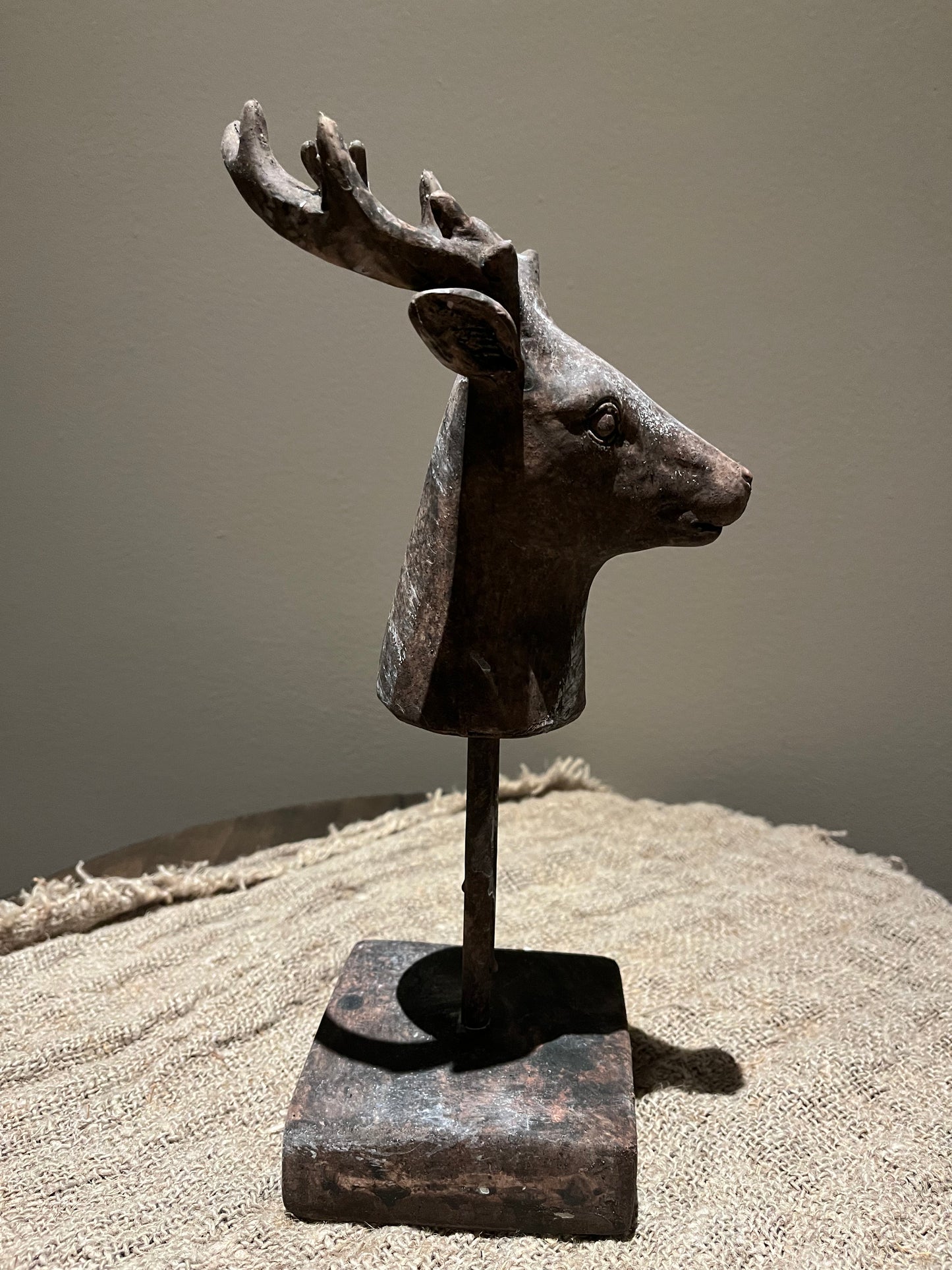 Decoratiebeeld Hert op voet bruin zwart steen