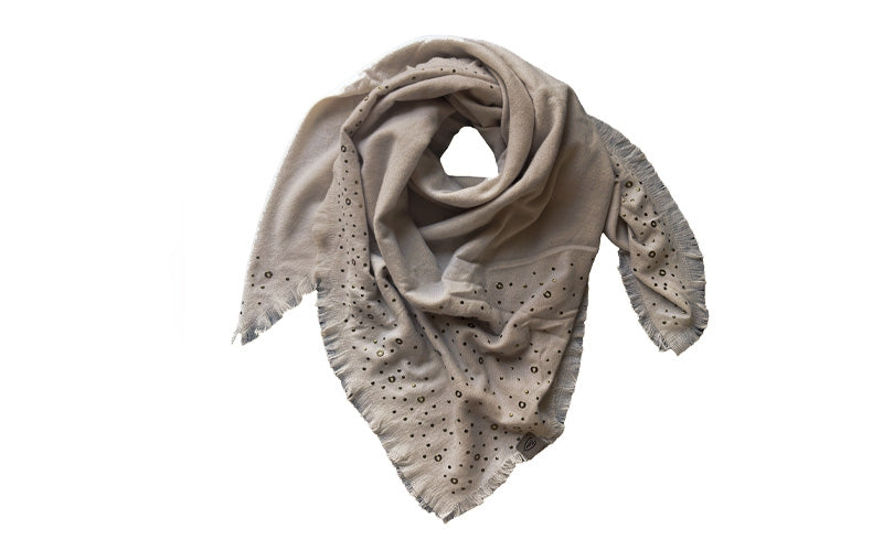 Khaki Tignes sjaal met stoere studs en broche