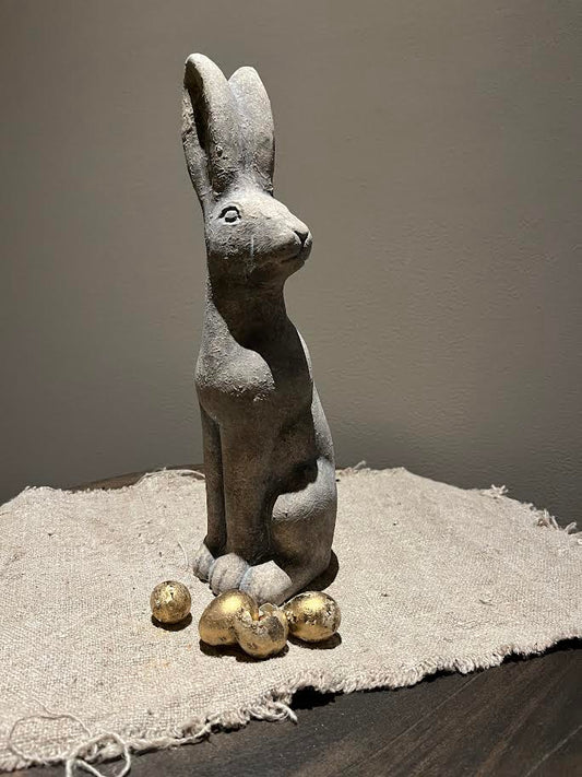 Stenen Haas schuin zittend XL