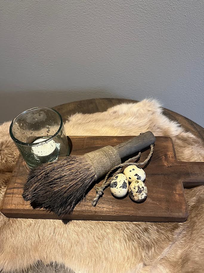 Grote houten plank met naturel bubble glaasje en grote kwast