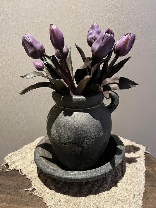 Stenen kruik met schaal en tulpen boeket