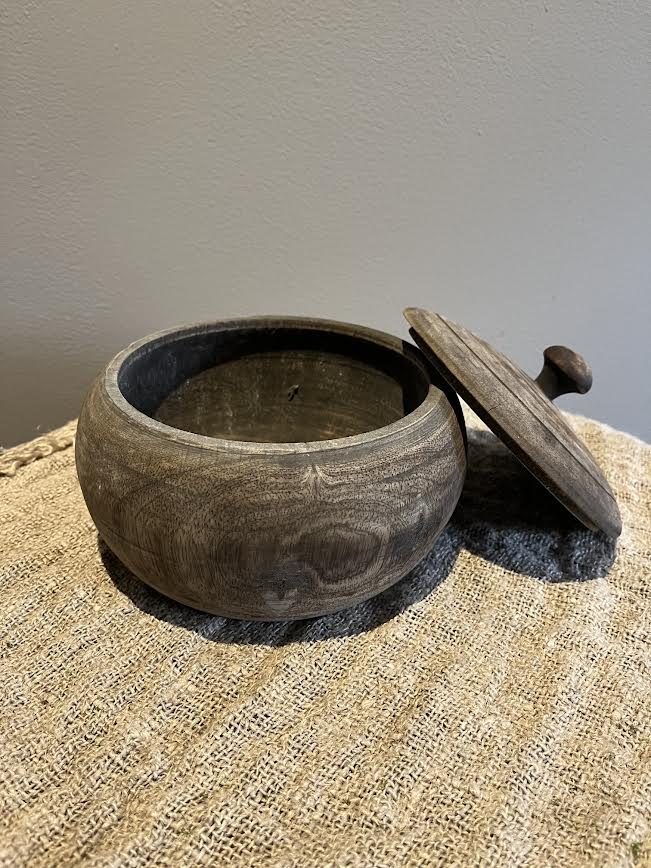 Landelijke houten brede pot met deksel