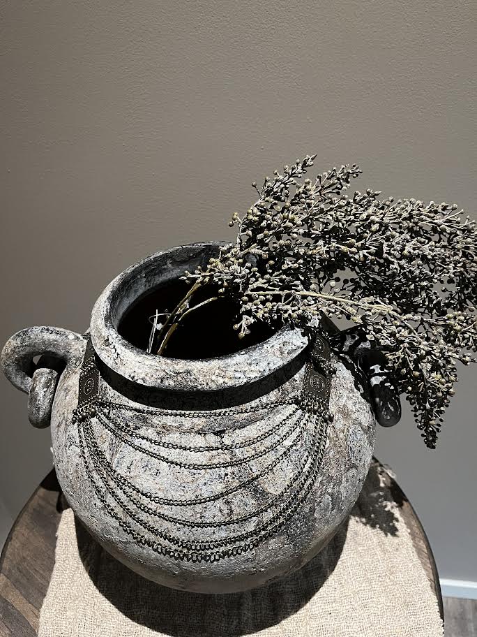 Grote stenen kruik met oren.