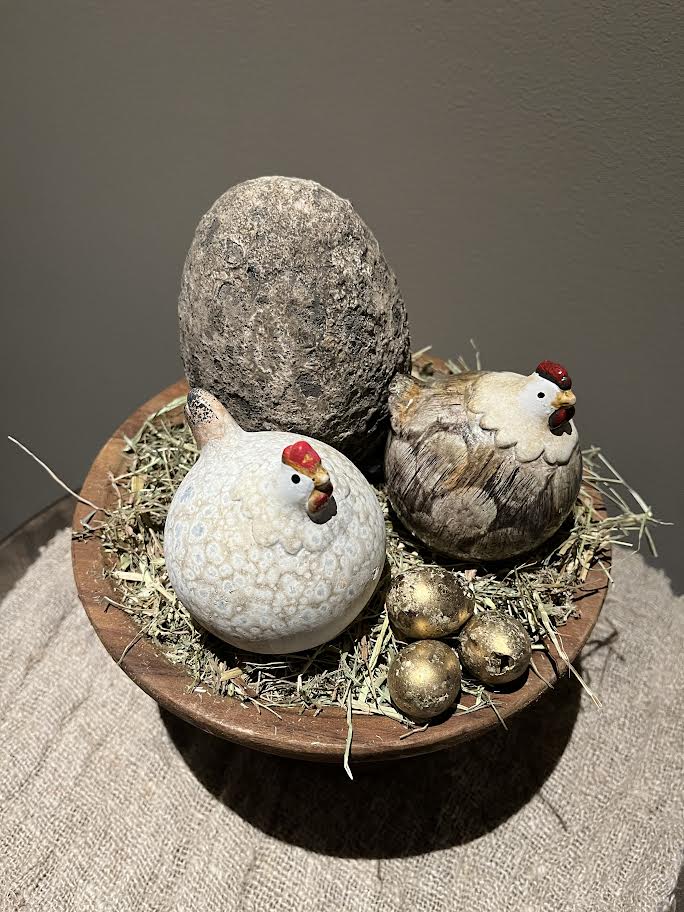 Houten plateau groot met 2 kippetjes en stenen ei