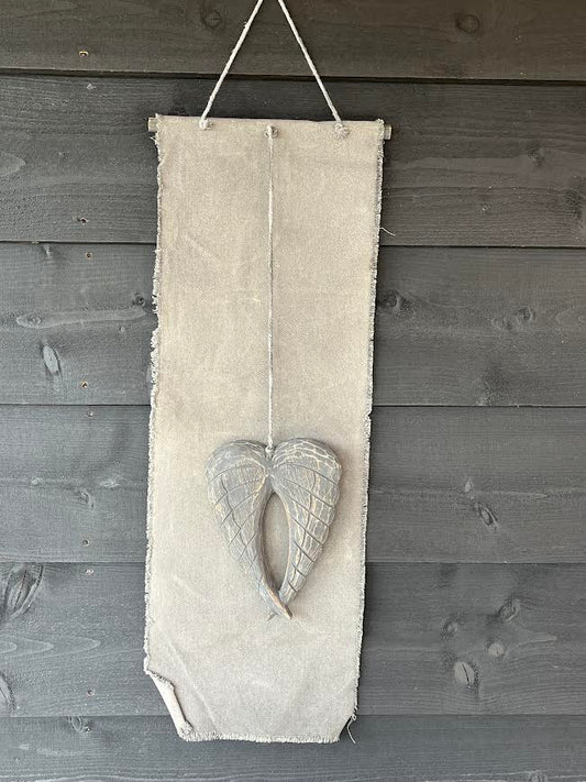 Grijs/taupe doek met houten engelenvleugels