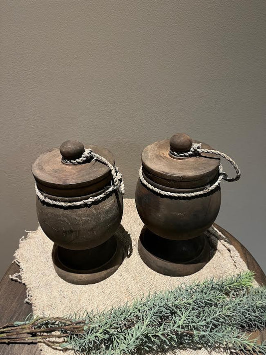 Grote houten pot op voet