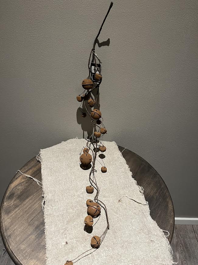 Slinger met roestbellen L