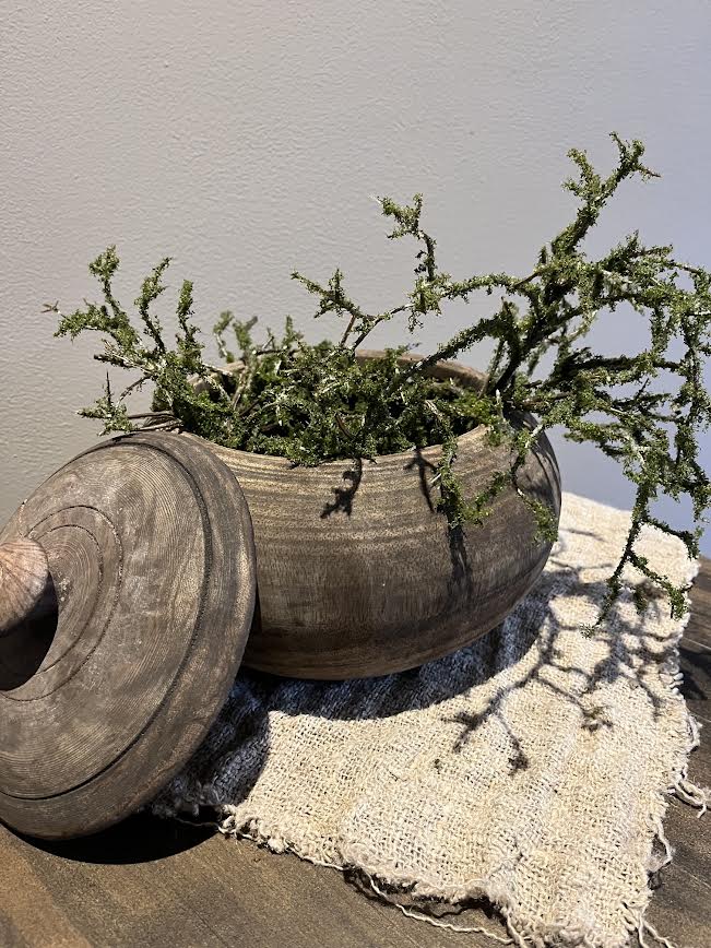Landelijke houten brede pot met deksel