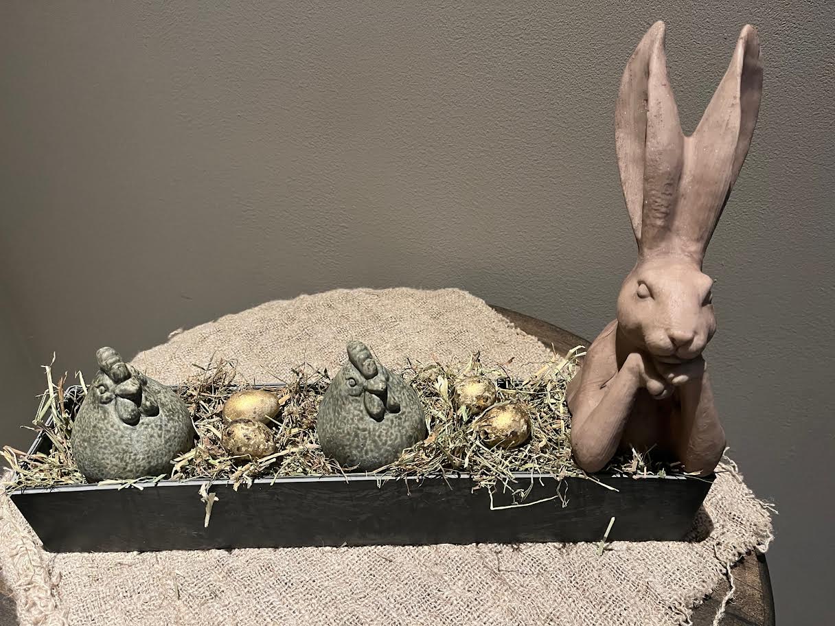 Langwerpige tray met zen haas en 2 kippetjes grijs