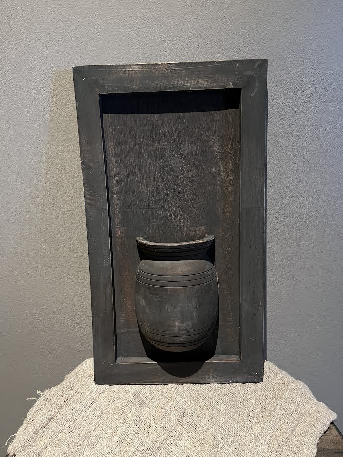 Wandpaneel donker met halve houten pot