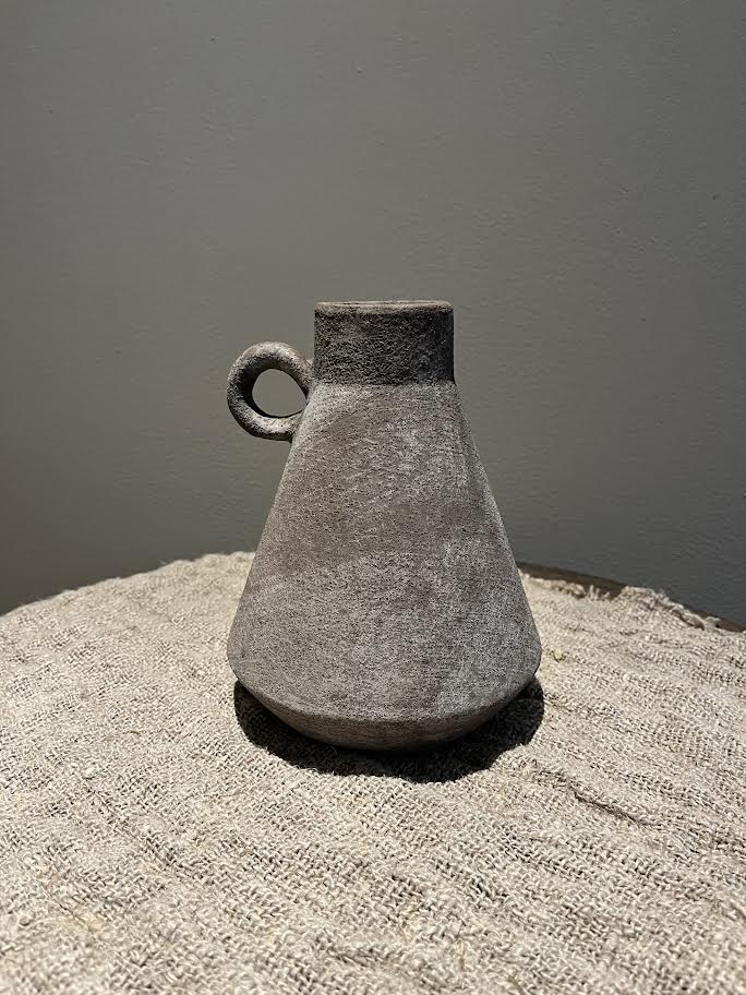 Stenen vaas met oor