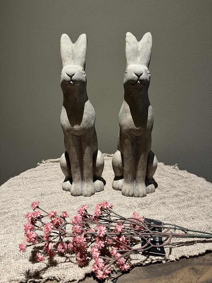 Stenen Haas recht zittend XL