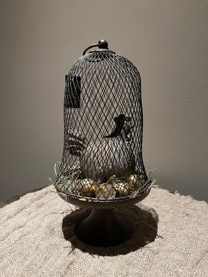 Roest stolp met grote bruine stenen kip