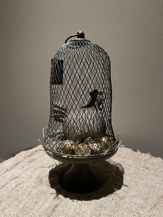 Roest stolp met grote bruine stenen kip