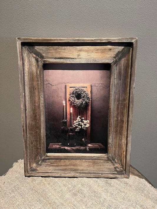 Schilderij met houtenpaneel en kandelaren