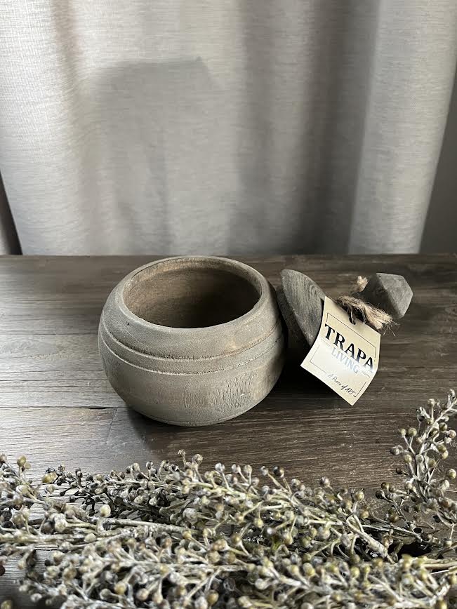 Decoratieve vergrijsde houten potjes