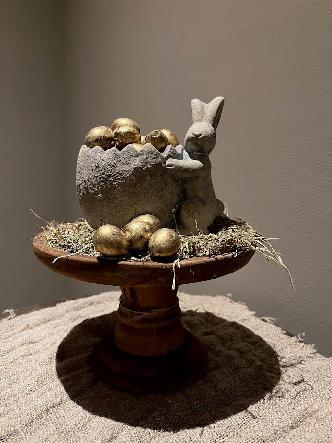 Houten plateau groot met stenen potje met haas