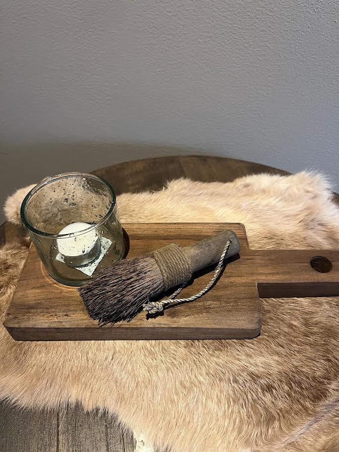 Houten plank met naturel bubbles glaasje en kleine kwast