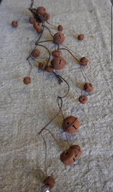 Slinger met roestbellen L