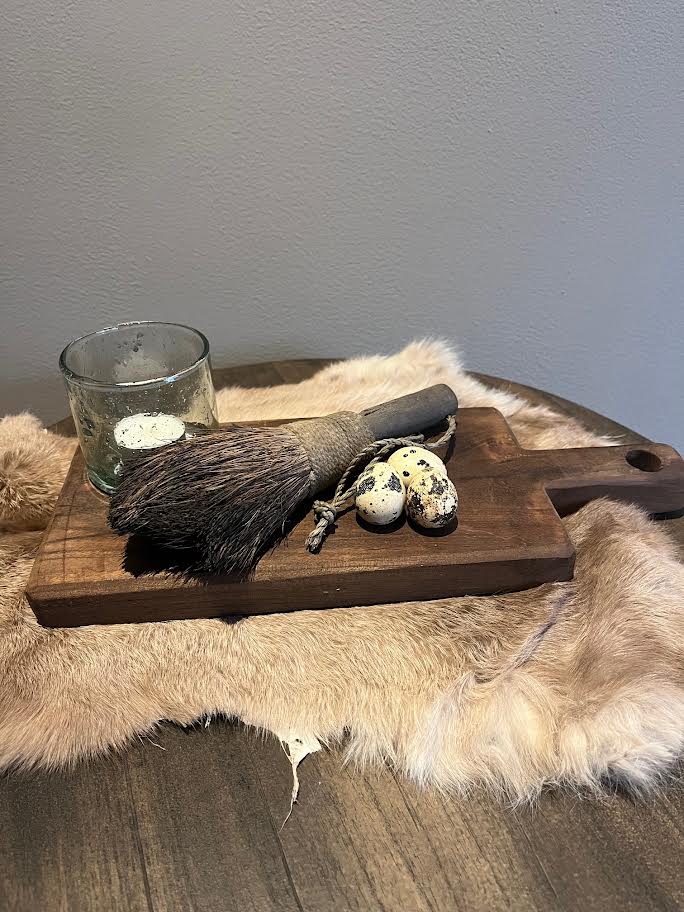 Grote houten plank met naturel bubble glaasje en grote kwast