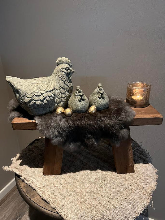 Vensterbank kruk met middel grote kip en 2 kleine kippetjes