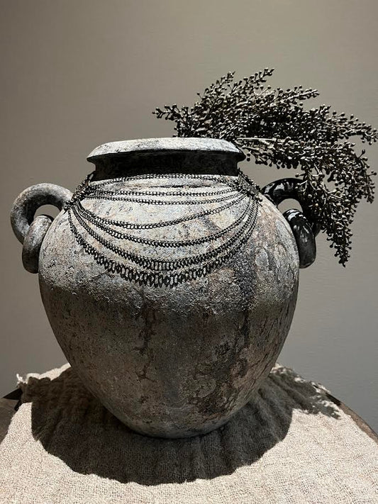 Grote stenen kruik met oren.