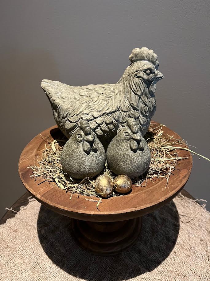 Groot plateau met grote kip en 2 kleine kippetjes