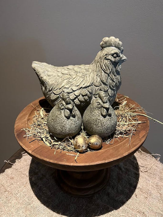 Groot plateau met grote kip en 2 kleine kippetjes