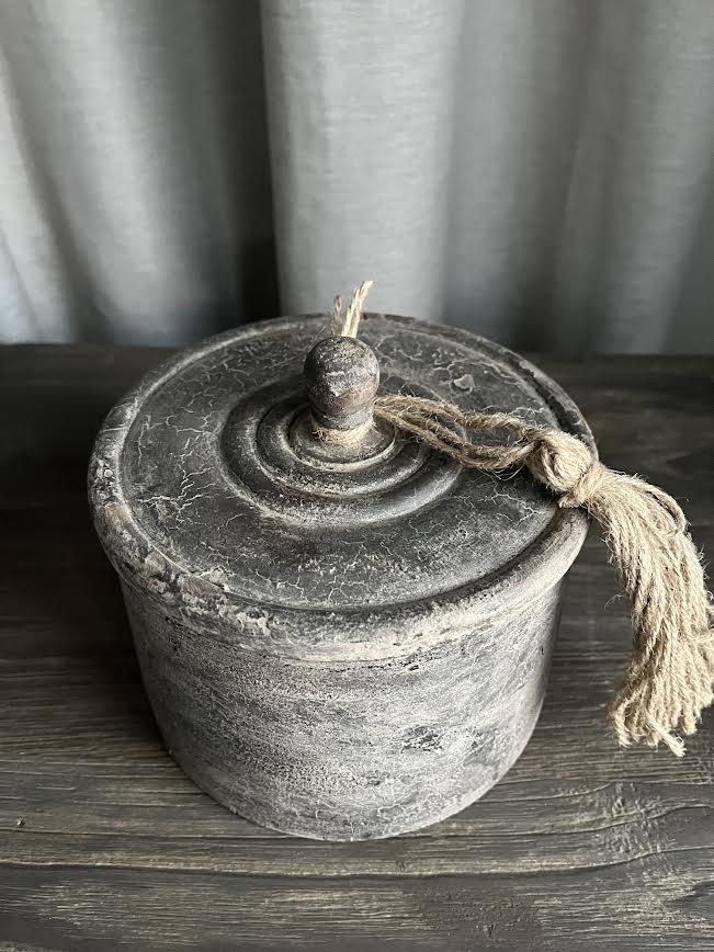Houten pot met deksel en kwast