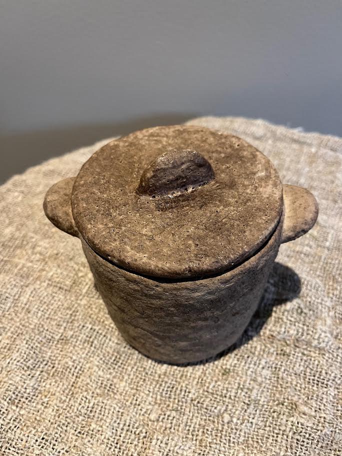 Decoratief oud stenen potje met deksel – bruin 🤎