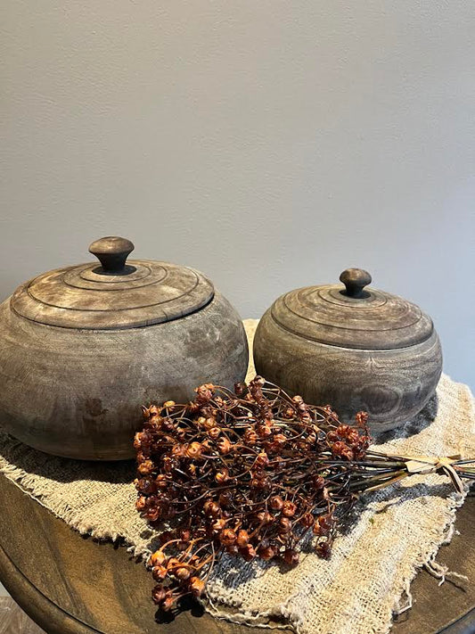 Landelijke houten brede pot met deksel