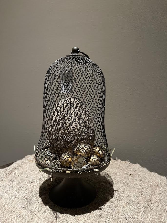 Roest stolp met groot stenen ei