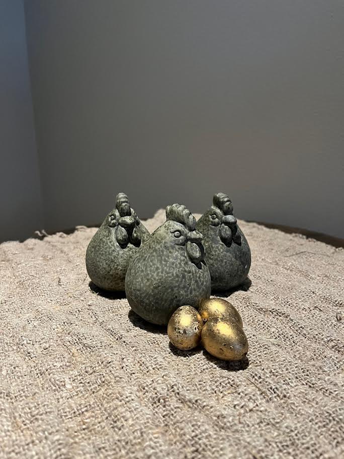 Kleine stenen kip grijs