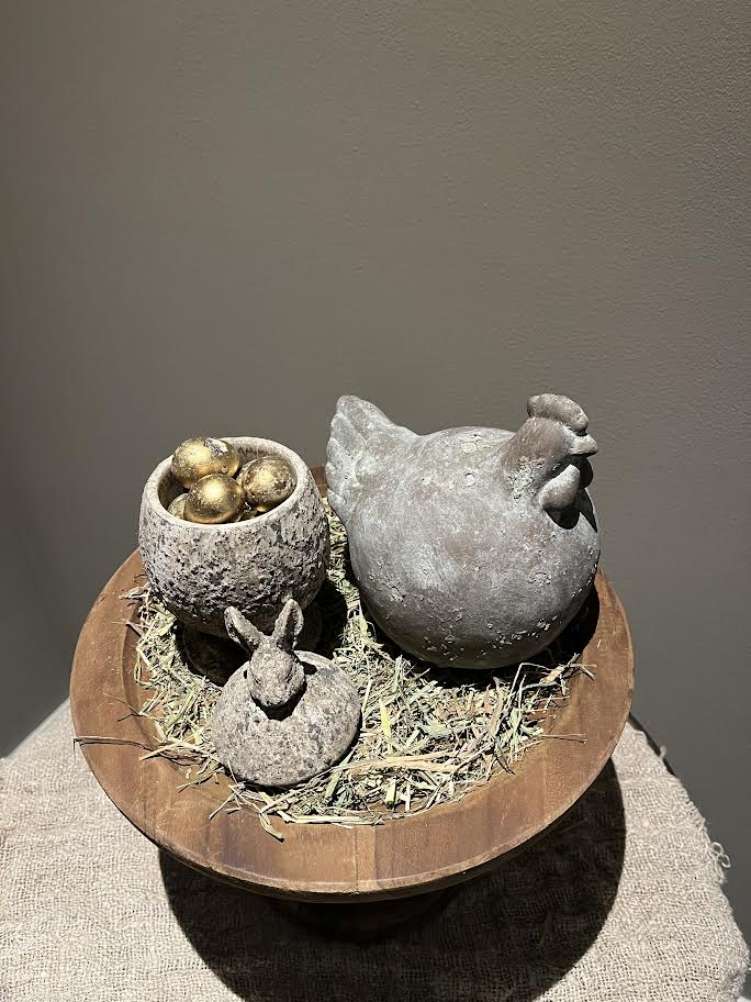 Groot houten plateau met Bolle Bruine kip en stenen potje met deksel