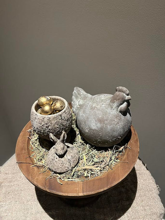Groot houten plateau met Bolle Bruine kip en stenen potje met deksel