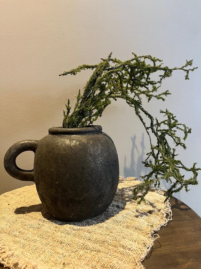 Stenen kruikje met oor