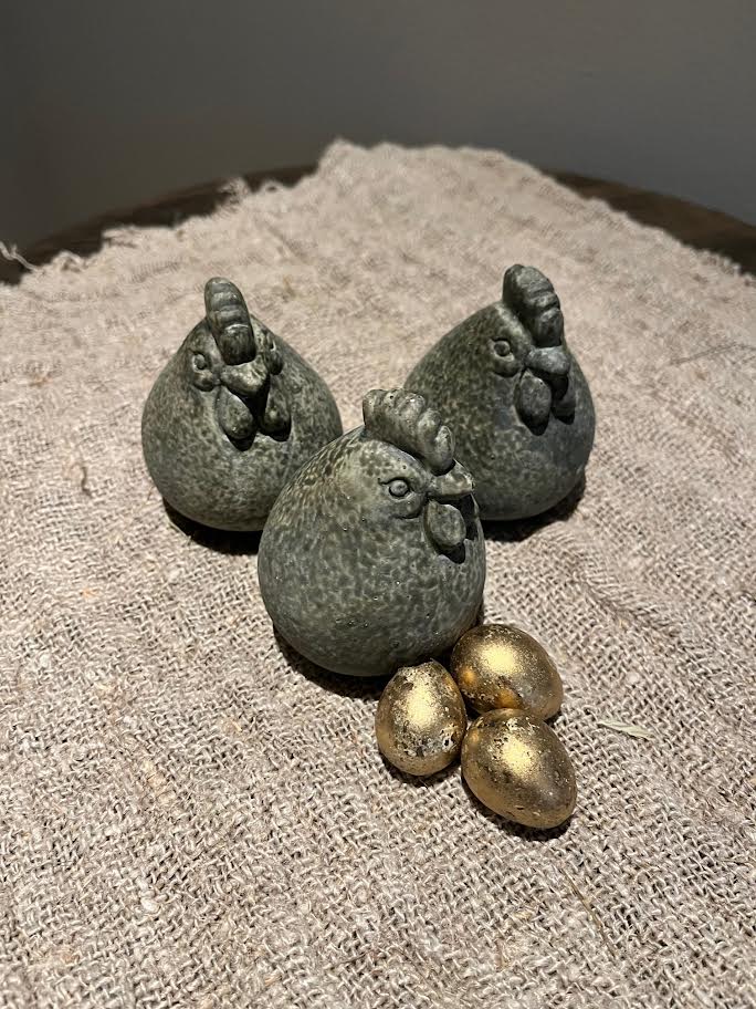 Kleine stenen kip grijs