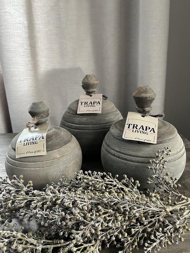Decoratieve vergrijsde houten potjes